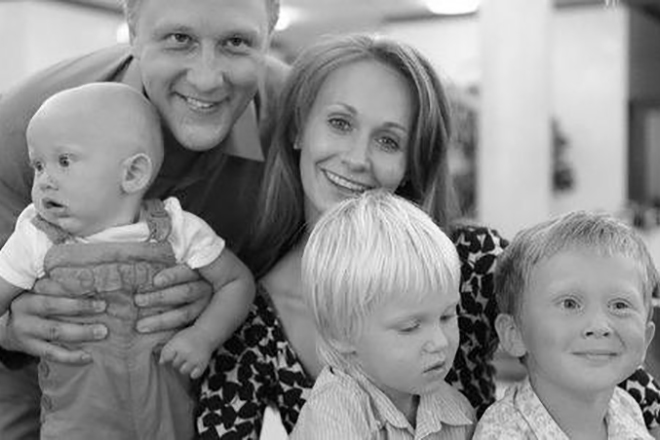 Полина Невзорова с детьми и мужем