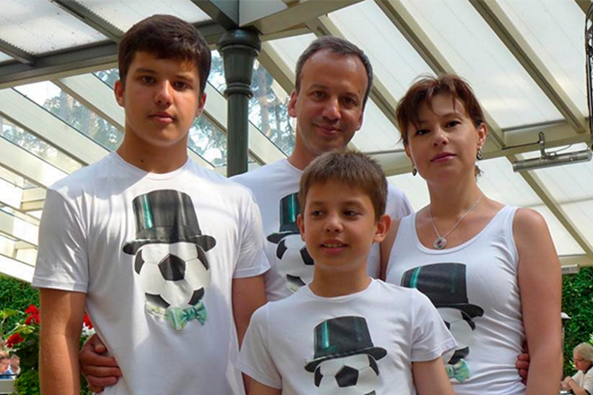 Зумруд Рустамова с мужем и детьми