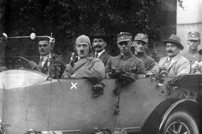 Адольф Гитлер в ходе предвыборной кампании 1923 года