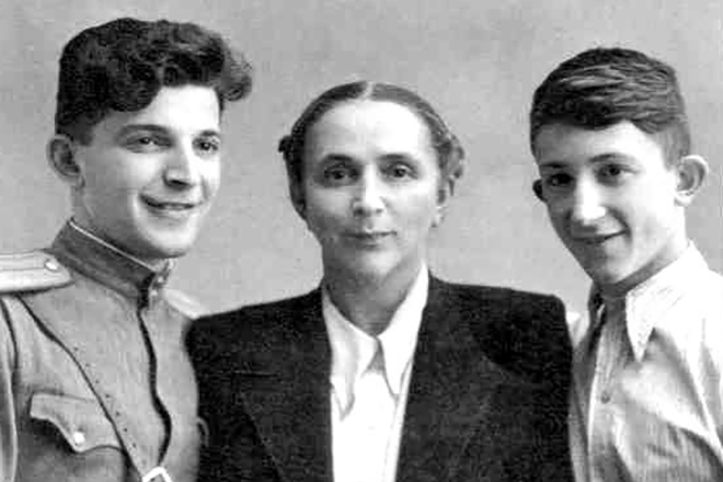 Аркадий и Борис Стругацкие с мамой