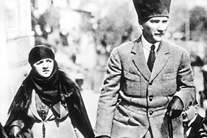 Мустафа Ататюрк и его жена Латифе Ушаклыгиль