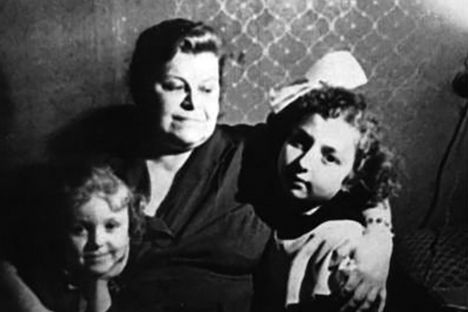 Вера Панова с внуками
