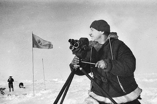Иван Папанин на Северном полюсе