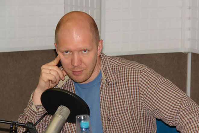 Анатолий Кузичев в радиостудии