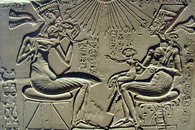 Нефертити и Эхнатон с дочерьми