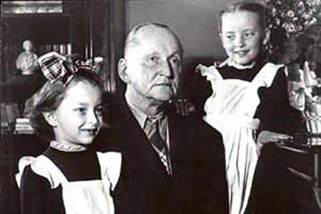 Анастасия Вертинская в детстве с отцом и сестрой