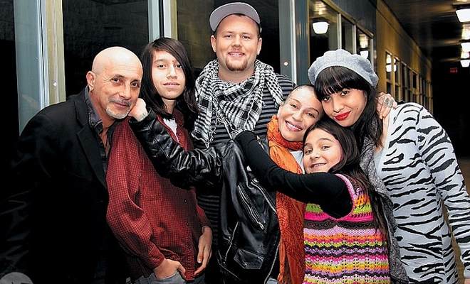 Наргиз Закирова с мужем и детьми