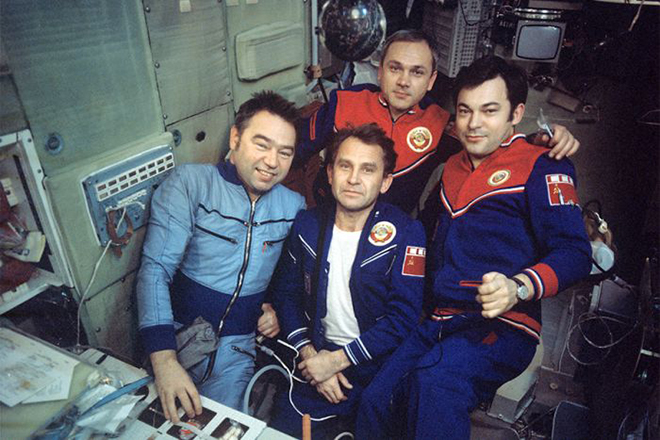 Космонавт Георгий Гречко (слева) в составе команды 