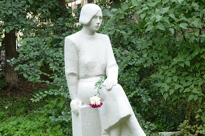 Памятник Ольге Берггольц