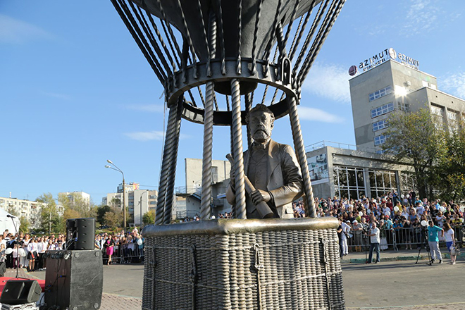 Памятник Жюлю Верну в Нижнем Новгороде