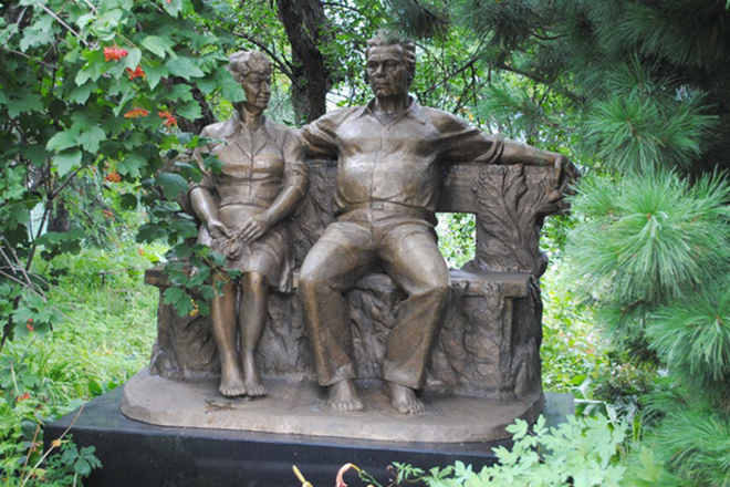 Памятник на могиле Виктора Астафьева