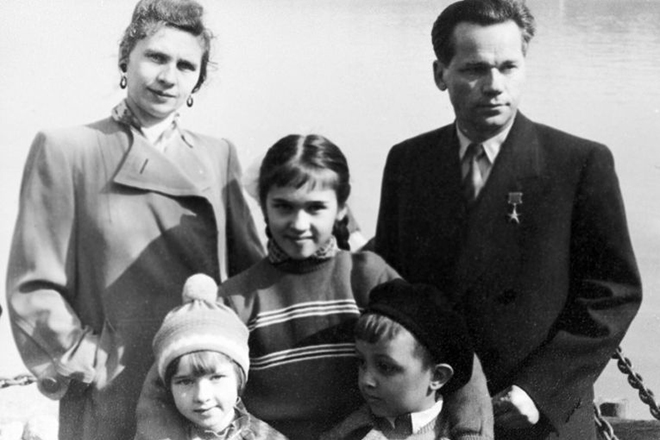 Михаил Калашников с женой и детьми