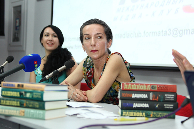 Полина Дашкова с книгами