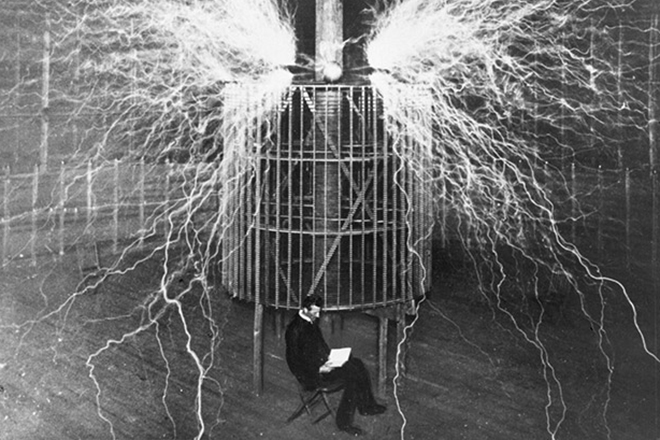 Никола Тесла работал с электричеством