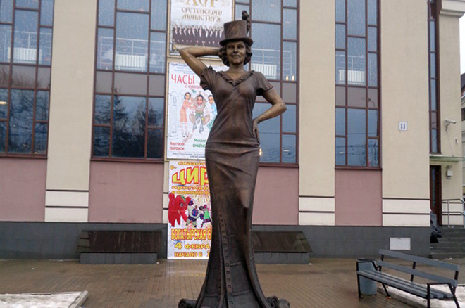 Памятник Любови Орловой в Звенигороде