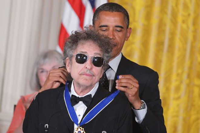 Барак Обама награждает Боба Дилана