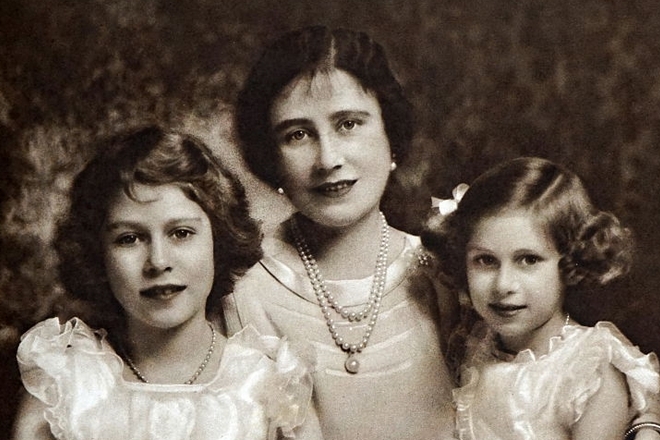 Елизавета Боуз-Лайон с дочерьми