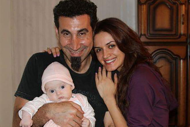 Серж Танкян с семьей