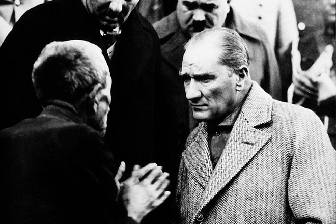 Мустафа Ататюрк на встрече с гражданами