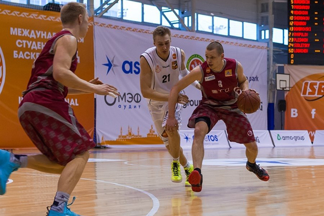 Александр Ряполов на баскетбольной площадке