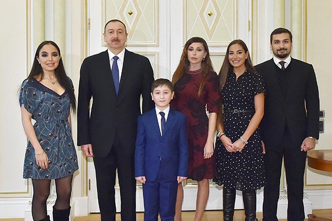 Ильхам Алиев с семьей