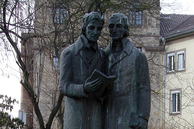 Памятник братьям Гримм в Кастеле