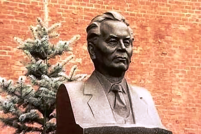 Памятник на могиле Константина Черненко у кремлевской стены