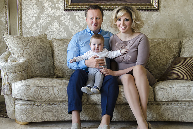 Денис Вороненков с женой и сыном
