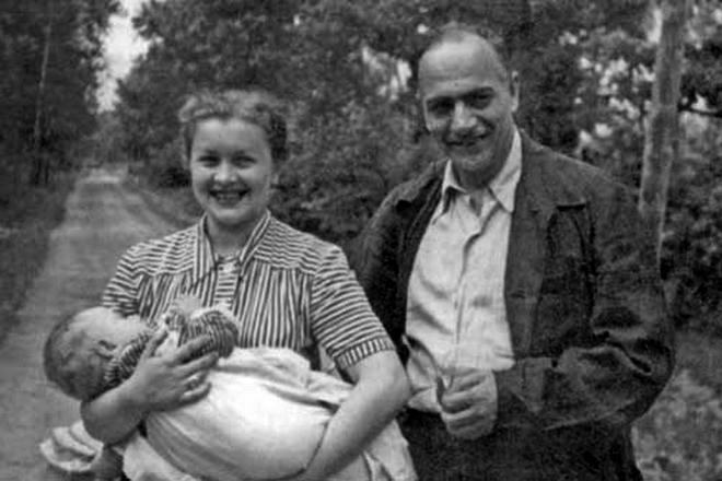 Людмила Целиковская с Каро Алабяном и сыном
