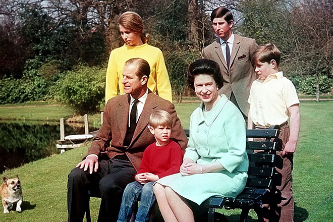 Принц Филипп с детьми и женой