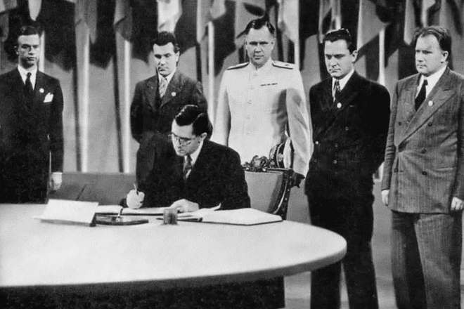 Андрей Громыко подписывает Устав ООН
