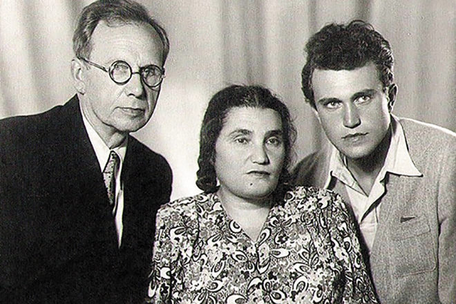 Евгения Гинзбург, ее муж Павел Аксенов и сын Василий