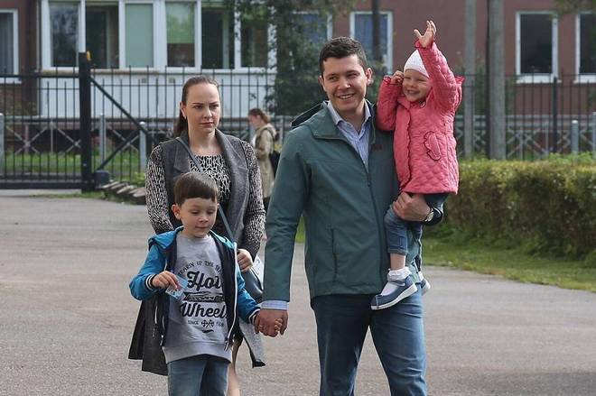 Антон Алиханов с семьей