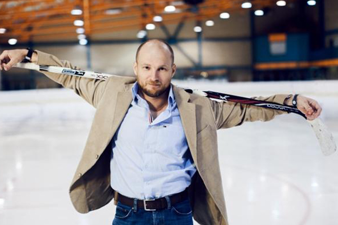 Александр Фисенко любит играть в хоккей