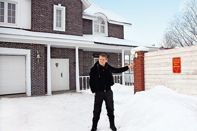 DJ Smash возле своего дома на Рублевке