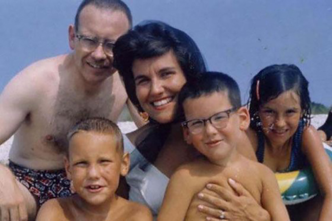 Уоррен Баффет и его первая жена Сьюзан Томпсон с детьми