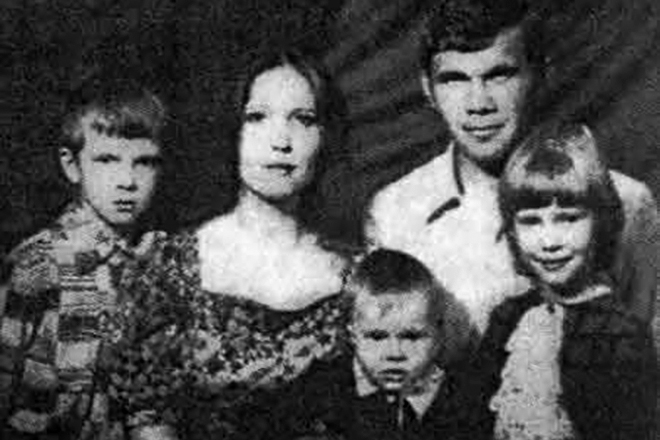 Александр Лебедь с семьей