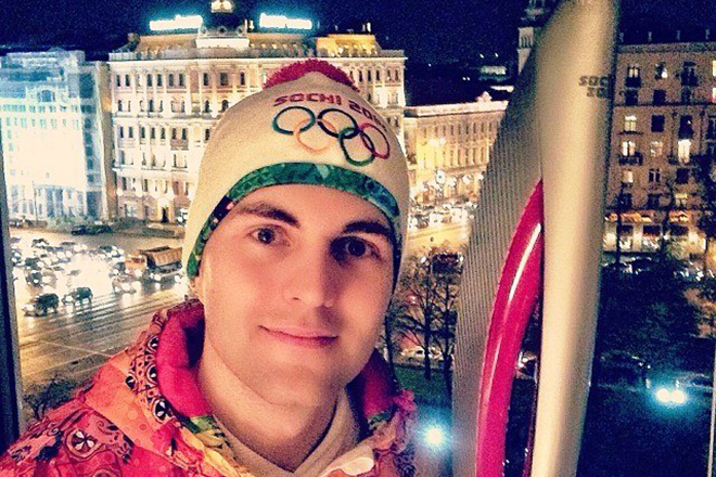 Дмитрий Борисов с олимпийским факелом в Сочи