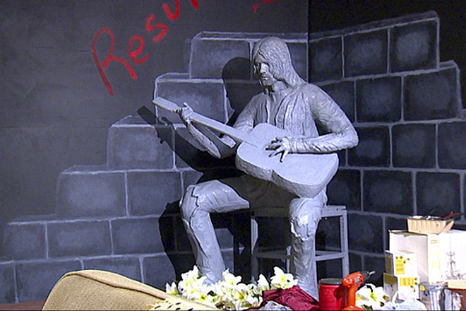 Памятник Курту Кобейну в историческом музее Абердина