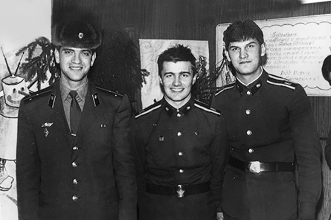 Михаил Пореченков (в центре) в военном училище