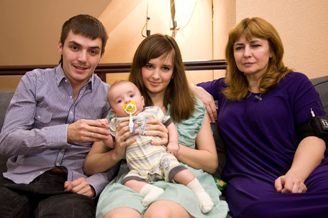 Ирина Агибалова с бывшим зятем Евгением, дочерью и внуком