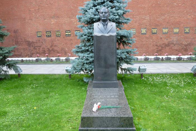 Могила Андрея Жданова у Кремлевской стены