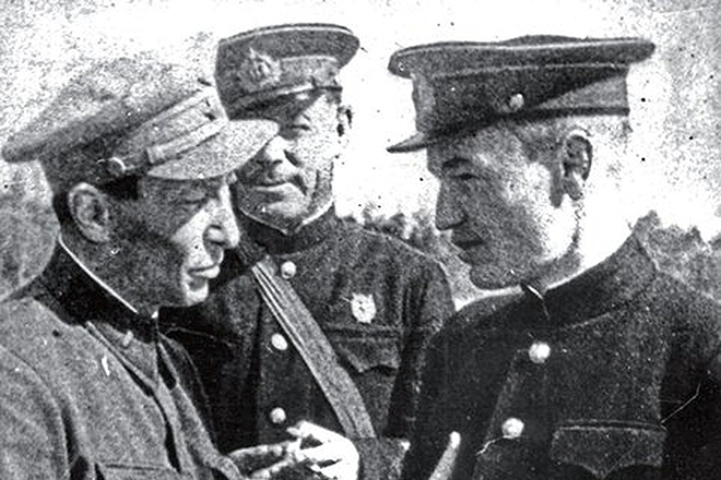 Вениамин Каверин на фронте (слева)