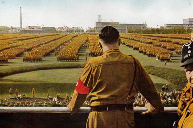Адольф Гитлер наблюдает за парадом войск