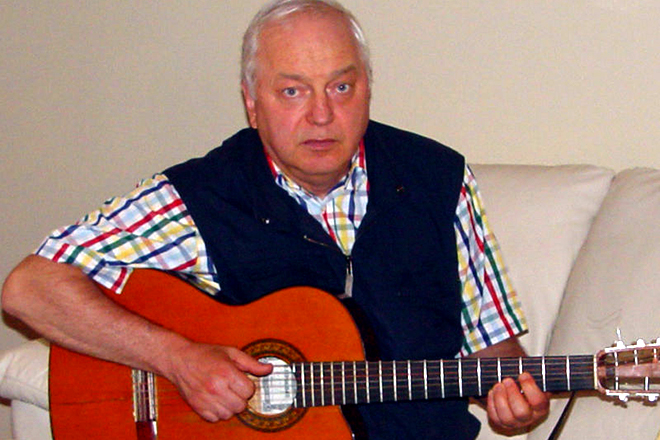 Сергей Никитин с гитарой