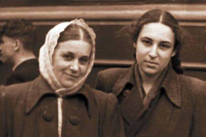 Юнна Мориц в молодости с мамой