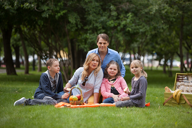 Иван Ожогин с женой и детьми