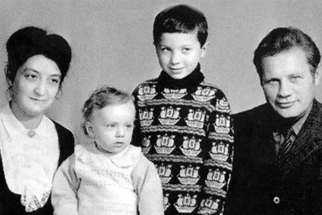 Глеб Самойлов с родителями и братом