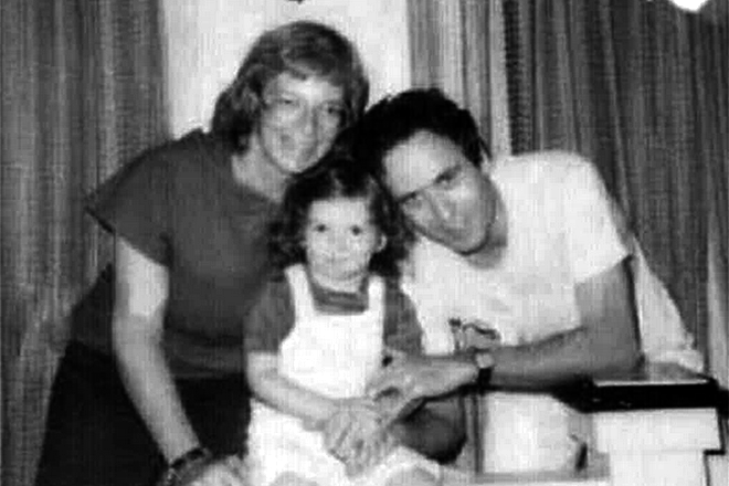Тед Банди и его жена Кэрол Энн Бун с дочерью