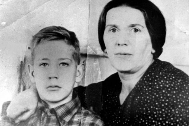 Владислав Крапивин в детстве с мамой